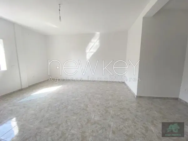 Un étage de villa S+2 jamais habité à La Soukra