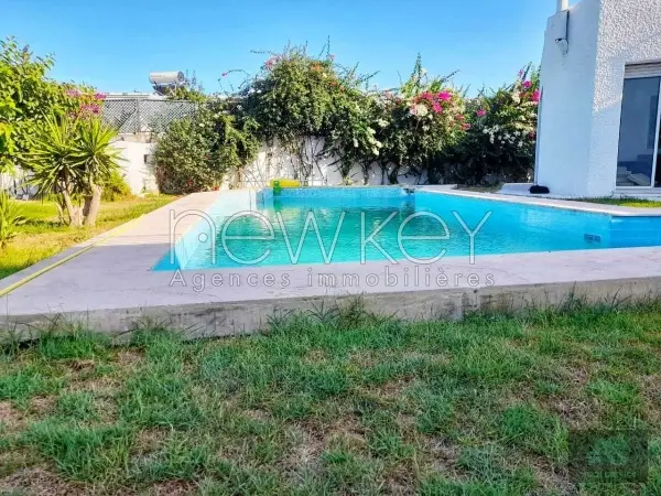 Grande villa avec piscine à louer à La Soukra