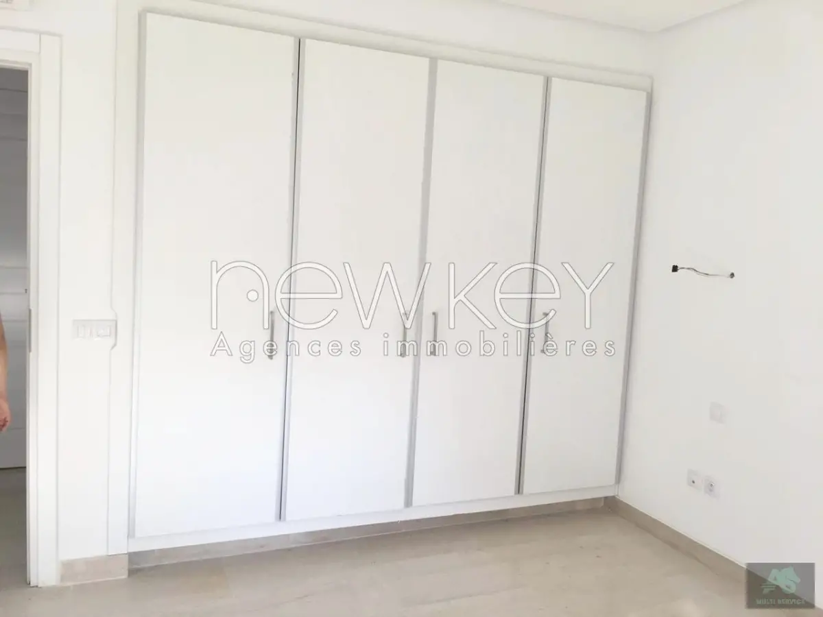Triplex Haut Standing S+4 à La Soukra