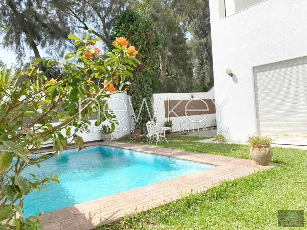 Une Belle Villa S+4 avec piscine à vendre à La Soukra