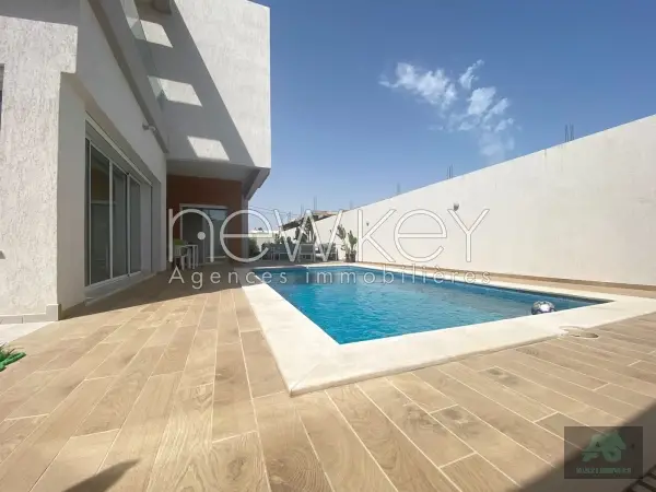 Villa S+5 Avec Piscine à Vendre à Chotrana 2