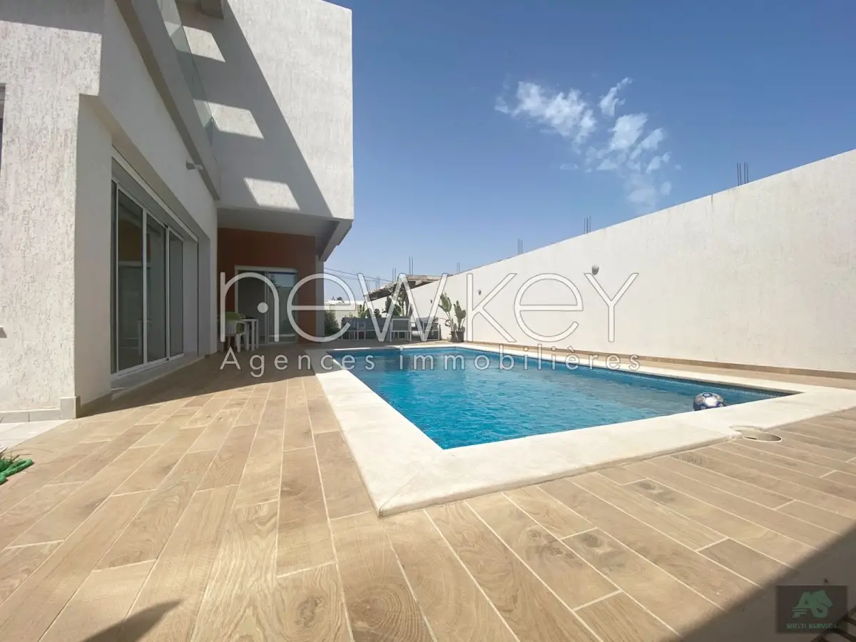 Villa S+5 Avec Piscine à Vendre à Chotrana 2