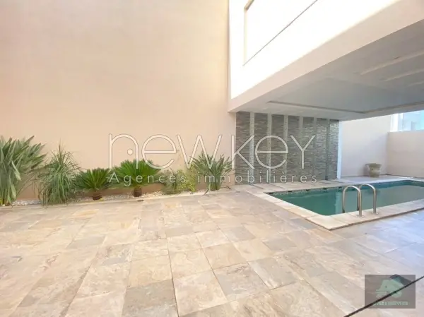 Superbe Villa S+5 Avec Piscine à louer à la Soukra