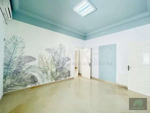 Etage de villa à usage de bureaux à louer au Lac 2