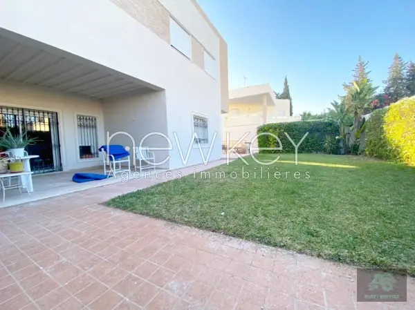 Un Rez-de-chaussée S+5 avec jardin à louer à La Soukra