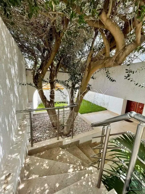Magnifique rez de jardin S+2 à louer