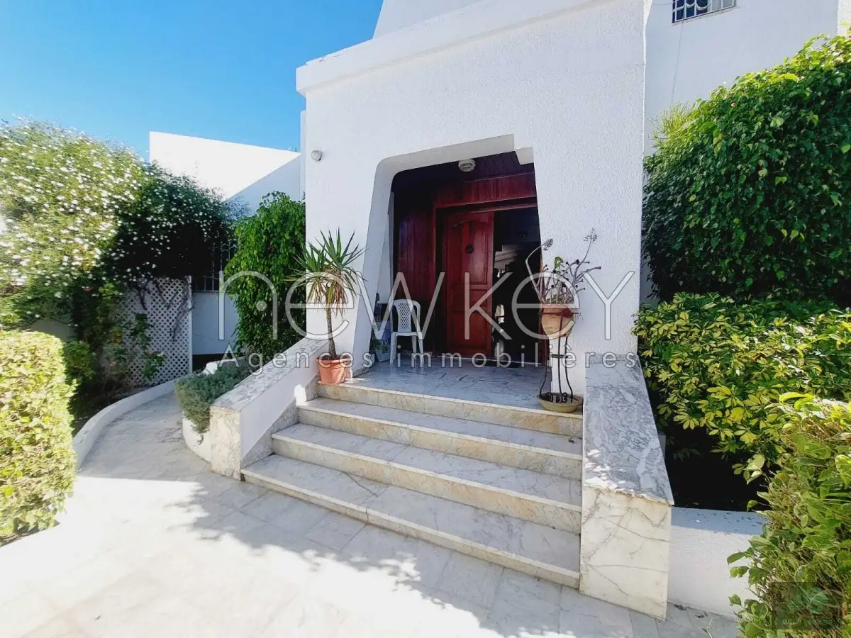 villa s+4 avec piscine à la Marsa