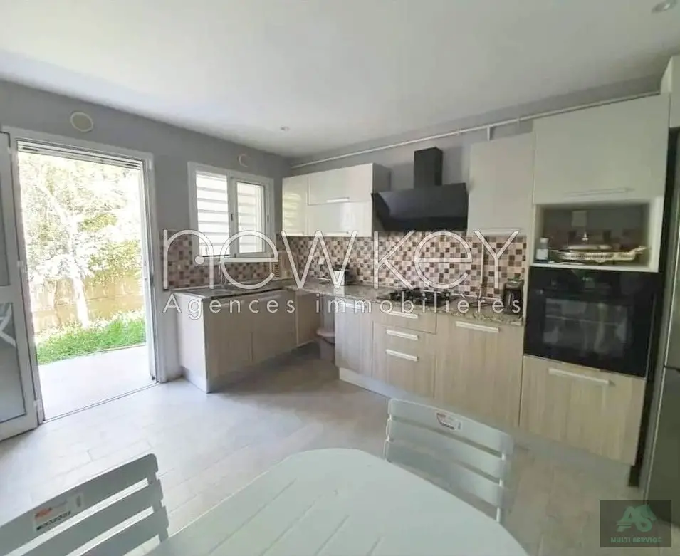 Superbe Duplex S+5 avec jardin près de Carrefour à La Soukra