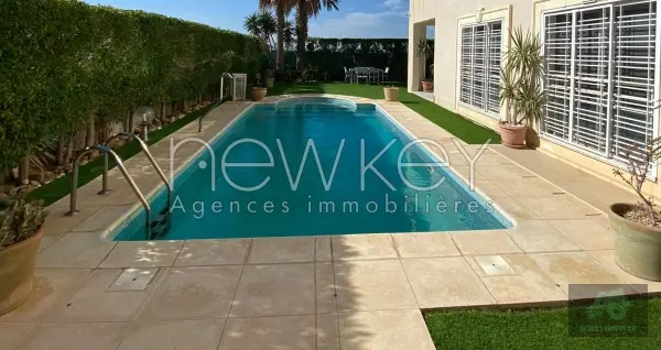 Appartement s3 meublé avec piscine et jardin aux berges du lac