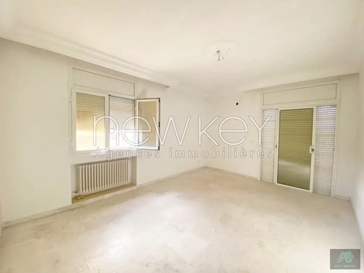Un Spacieux étage de villa S+4 à La Soukra