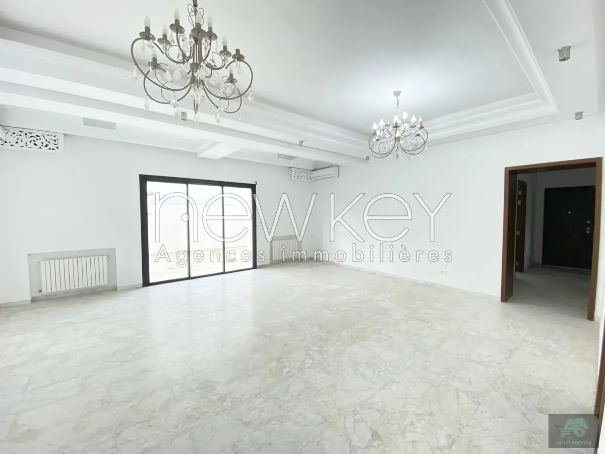 Villa S+3 Avec Jardin à Vendre à Chotrana 2