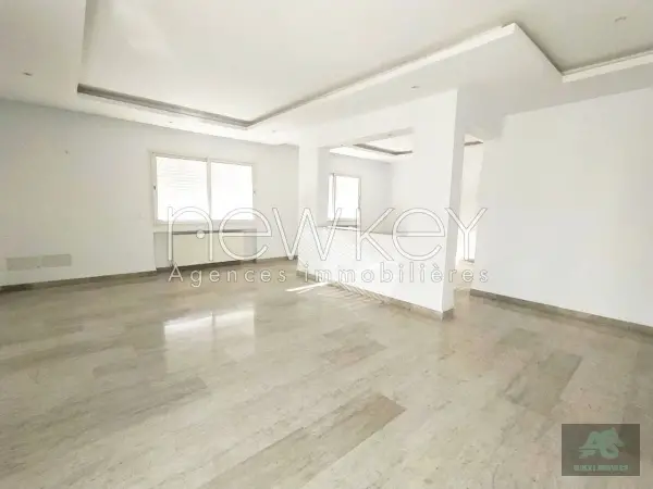 Un Étage de Villa S+3 à Louer à La Soukra