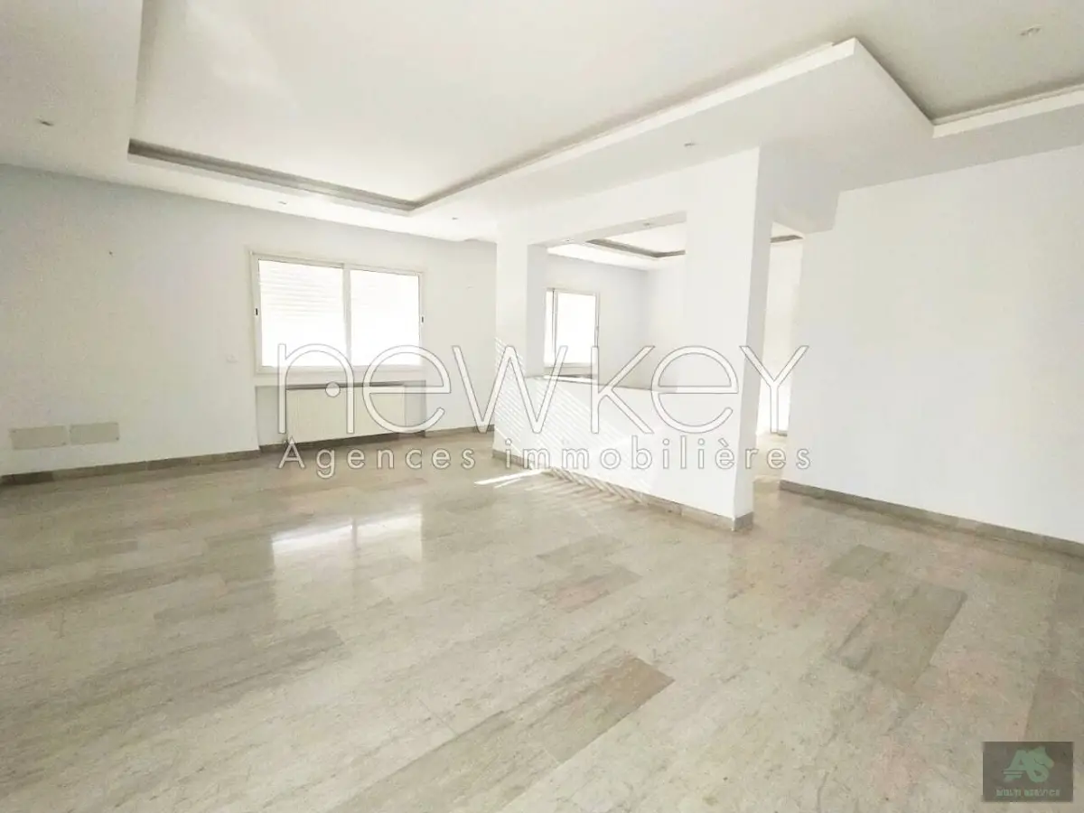 Un Étage de Villa S+3 à Louer à La Soukra