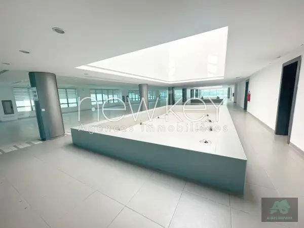 Etage de bureau open-space à louer au Lac 2