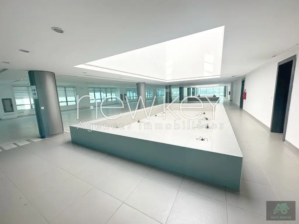 Etage de bureau open-space à louer au Lac 2