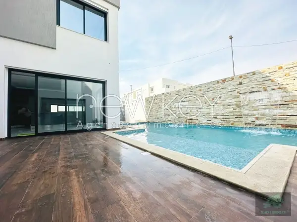Une Splendide Villa avec piscine à La Soukra