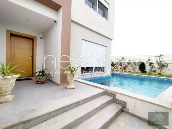 Un Superbe Triplex Meublé S+5 avec piscine à La Soukra