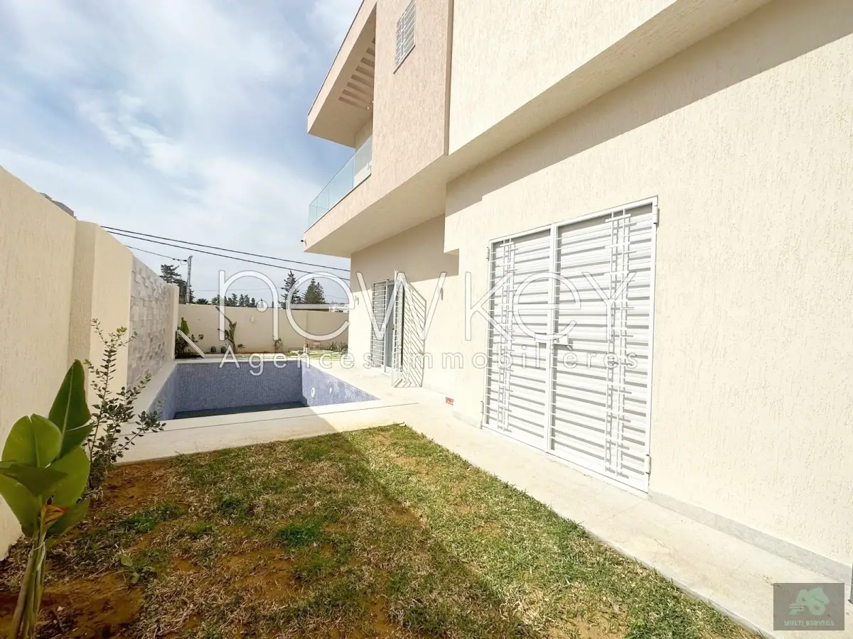 Une Villa en Triplex S+5 avec piscine à La Soukra