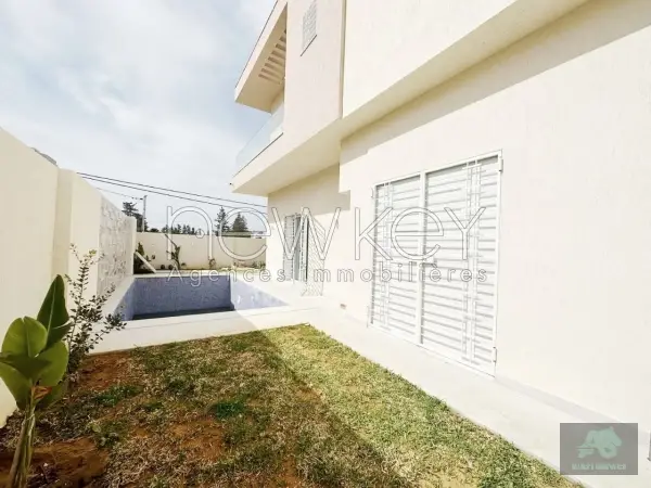 Une Superbe Villa S+5 à vendre à La Soukra