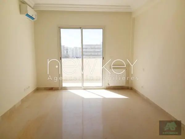 Un Appartement S+3 avec une terrasse à La Nouvelle Soukra