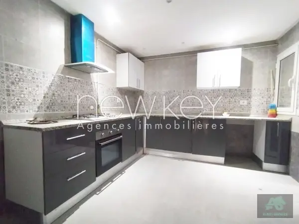 Un Appartement S+3 à vendre à La Soukra
