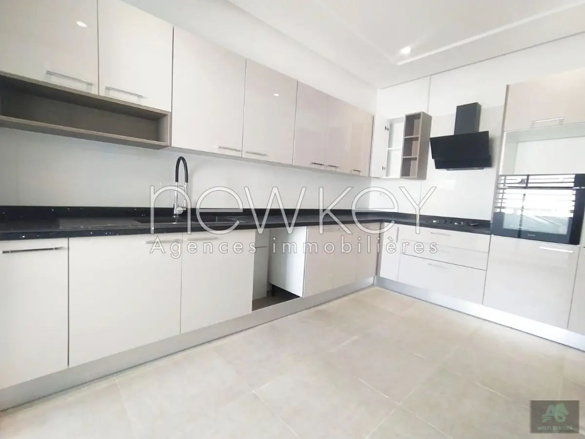 Un Appartement S+3 avec terrasse à vendre à La Soukra