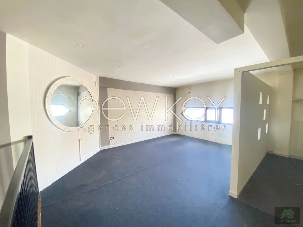 Local commercial en duplex aux Berges du Lac 1