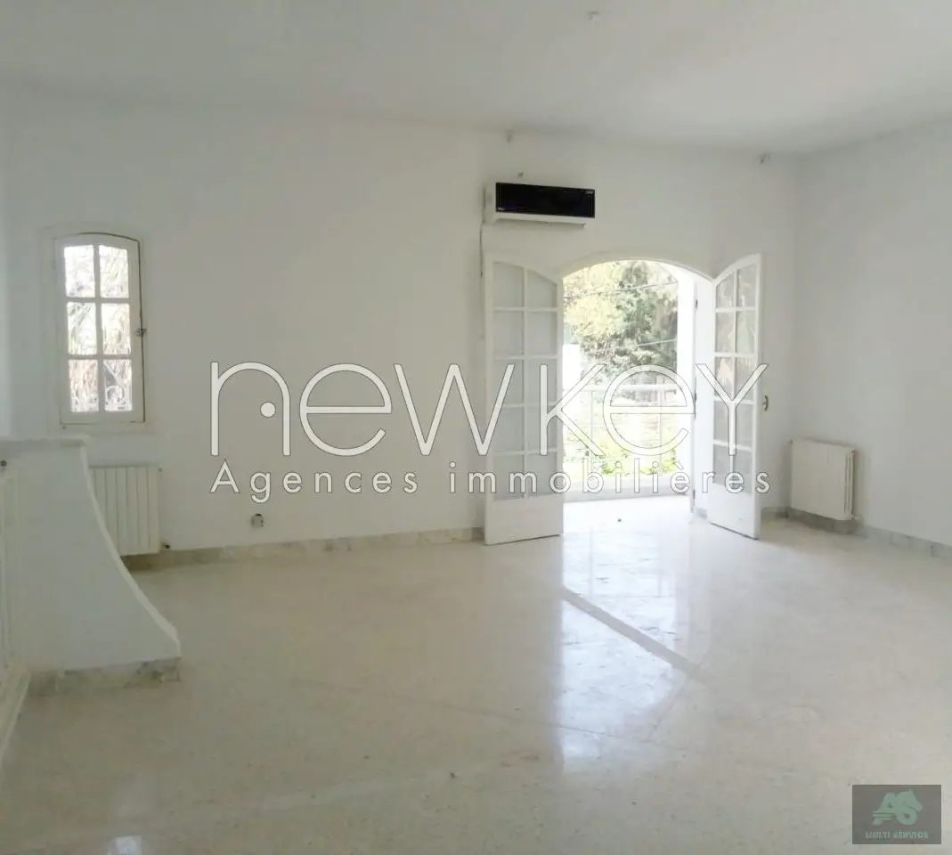 Une grande villa S+4 à louer à La Soukra