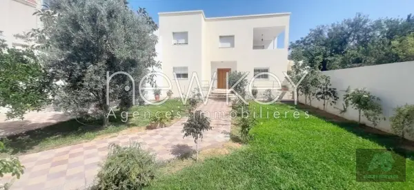 Un Rez-de-chaussée S+3 avec jardin à louer à La Soukra