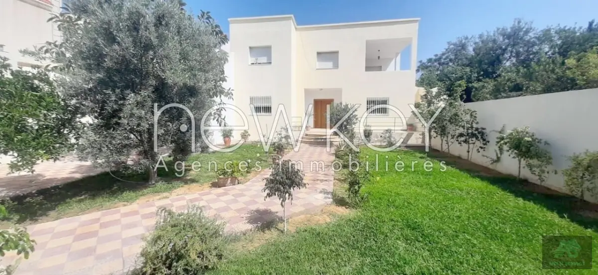 Un Rez-de-chaussée S+3 avec jardin à louer à La Soukra