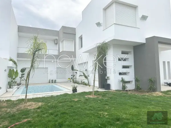 Une Splendide Villa avec piscine à louer à La Soukra