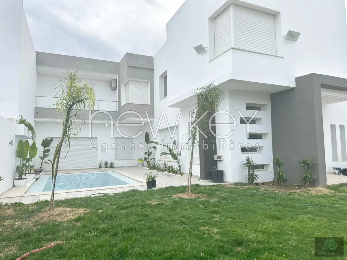 Une Splendide Villa avec piscine à louer à La Soukra