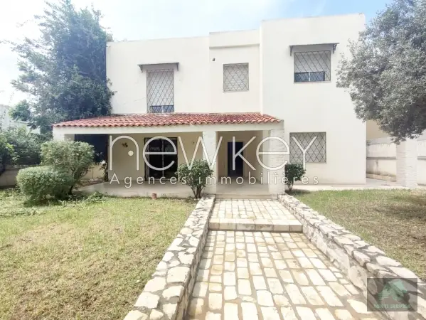 Une Villa S+4 avec un jardin à louer à La Soukra