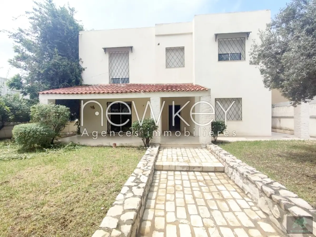Une Villa S+4 avec un jardin à louer à La Soukra