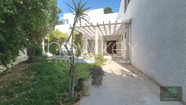 Une belle villa s+6 à la Marsa