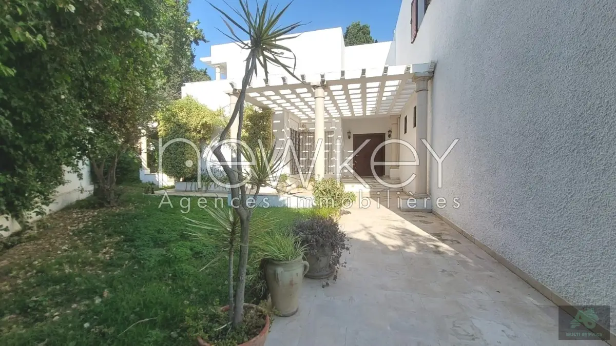 Une belle villa s+6 à la Marsa