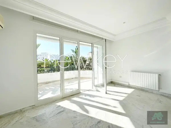 Etage de villa à usage de bureaux à louer au Lac 2