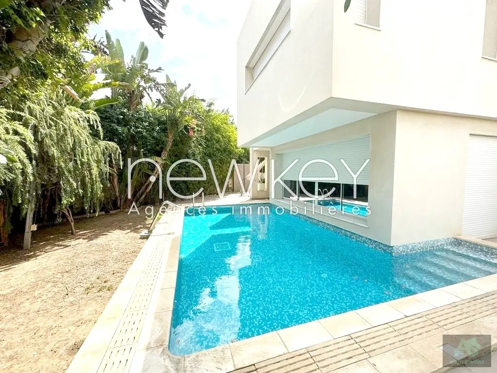 Villa avec piscine et jardin à vendre aux Berges du Lac 2