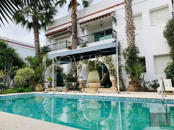 Superbe Villa S+4 avec piscine à Louer La Soukra