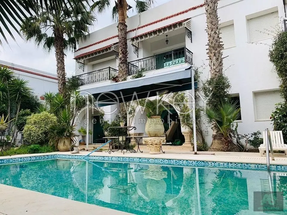 Superbe Villa S+4 avec piscine à Louer La Soukra