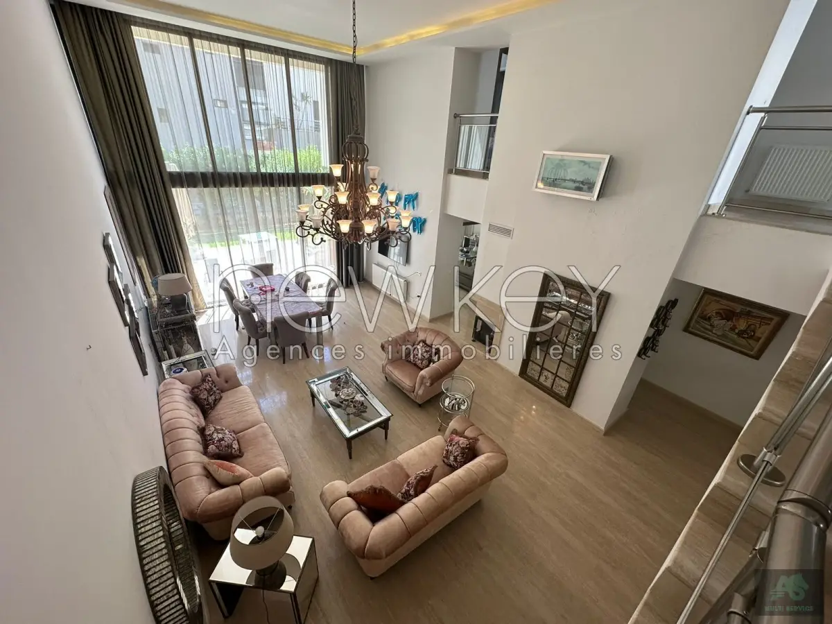 Un Superbe Triplex avec jardin à louer à La Soukra