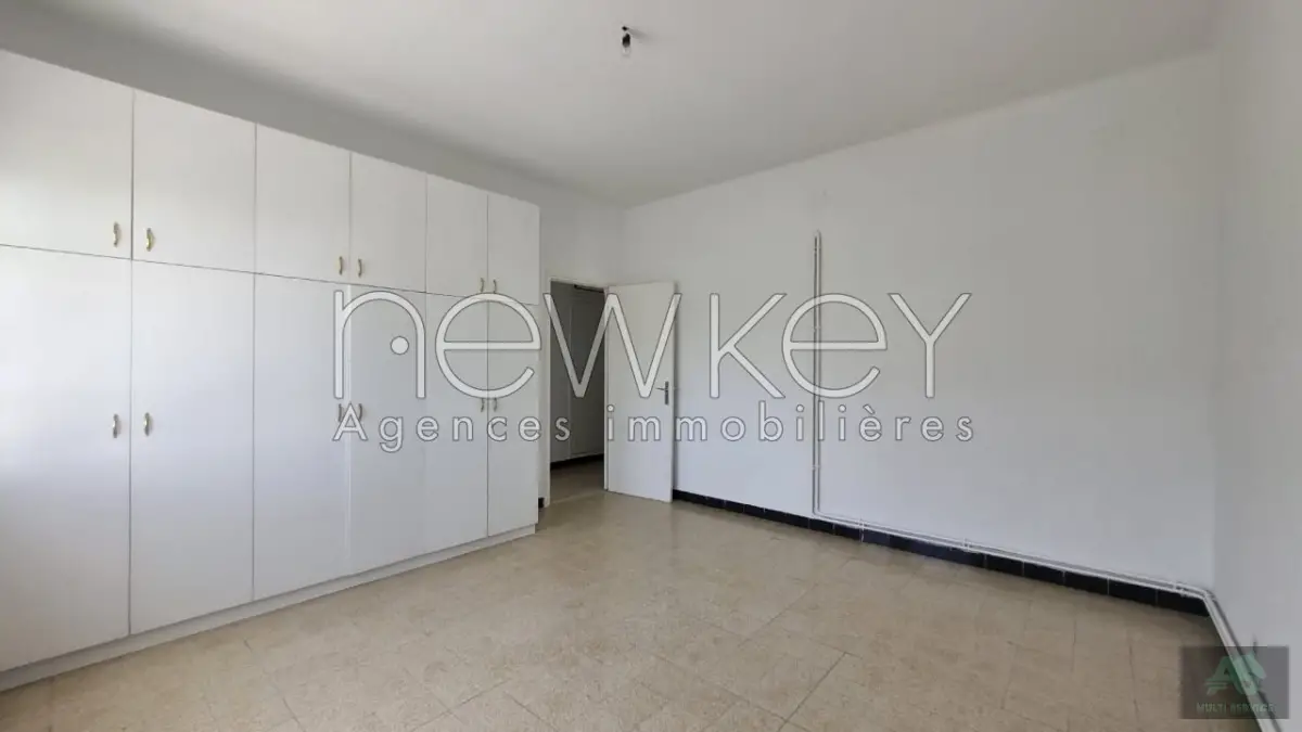 Etage de villa s+5 a la Marsa
