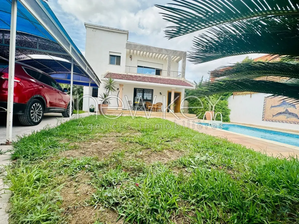 Une Villa S+5 avec piscine à vendre à La Soukra