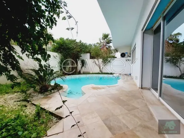 Un joli triplex S+5 à louer à Gammarth