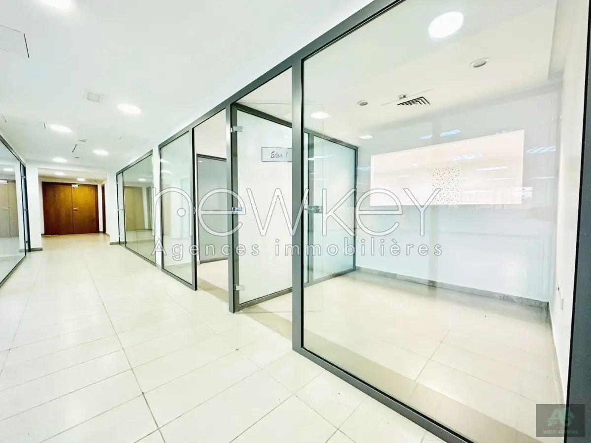 Bureau de 1087m² à louer au Lac 2