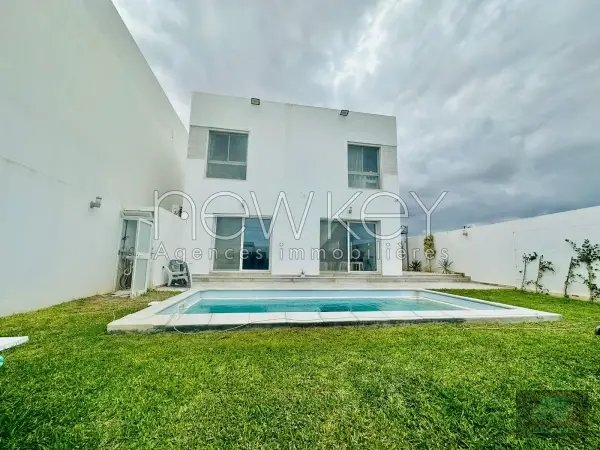 Une Belle Villa avec piscine à louer à La Soukra