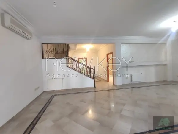 Un Duplex S+4 avec jardin à louer à La Soukra