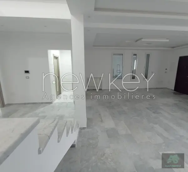 Un Duplex S+3 avec jardin près du parc à La Soukra