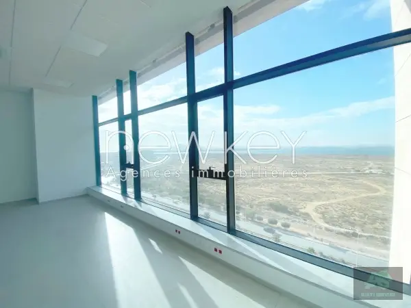 Un étage de bureaux neuf vue lac à louer