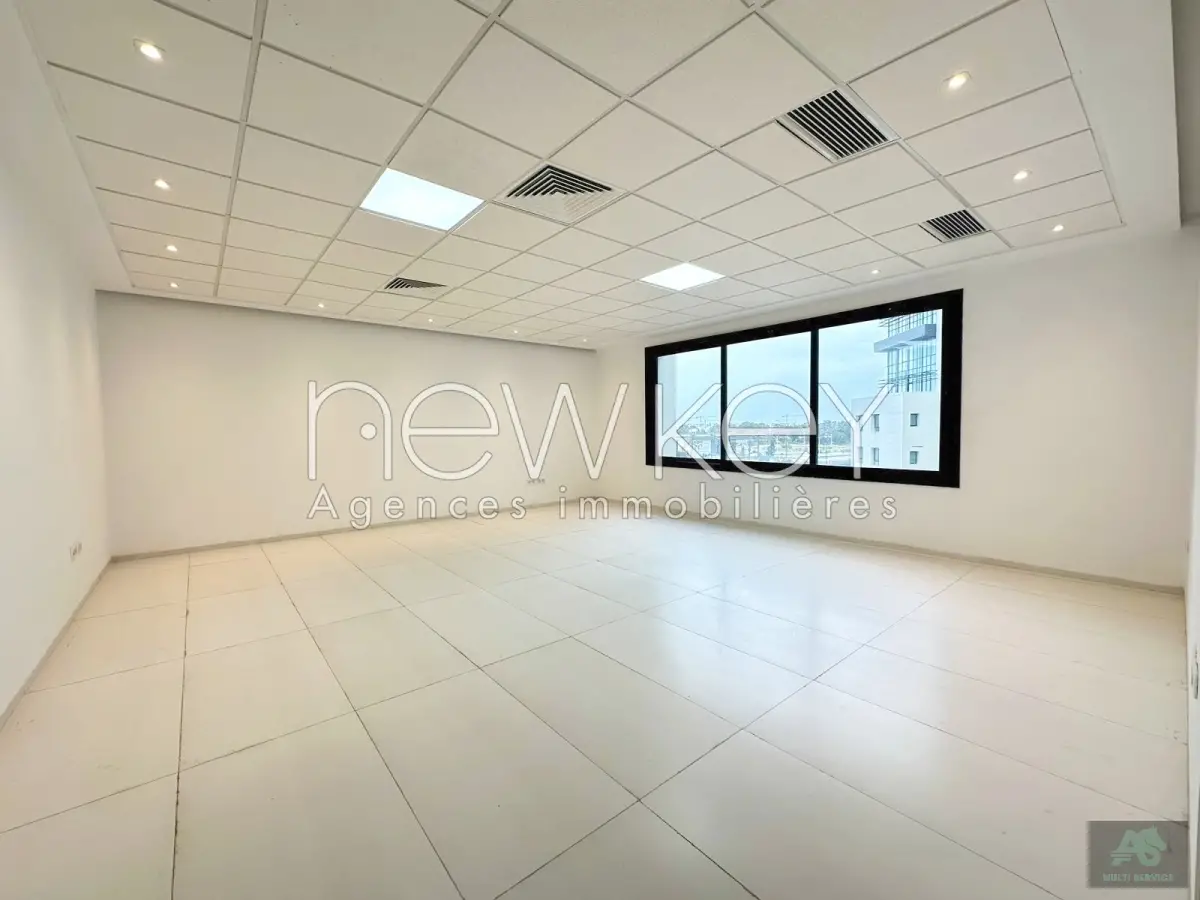 Bureau open-space de 293m² à louer au Lac 2